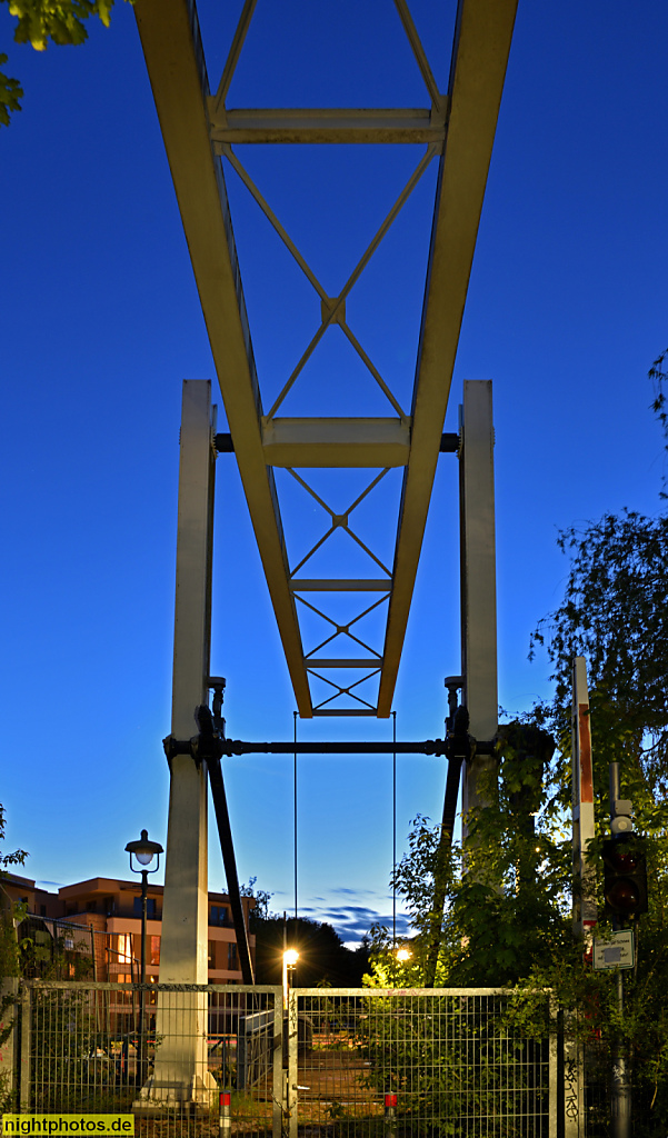 Berlin Tegel Mühlenstegbrücke. Klappbrücke ueber den Mühlengraben zur Humboldtinsel [aktuell gesperrt, Juni 2019]