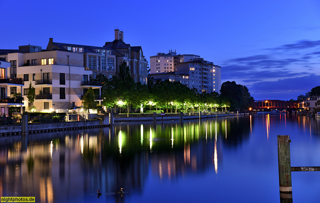 Berlin Tegel Tegeler Hafen. Hinten rechts die Sechserbrücke
