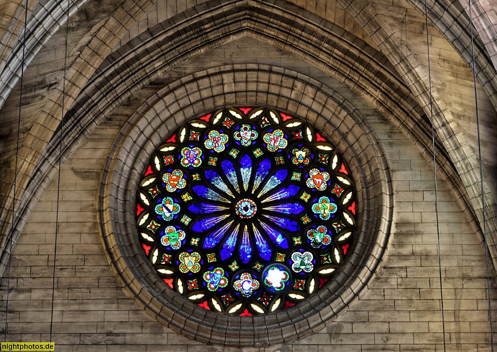 Mallorca Manacor Kirche Nostra Senyora dels Dolors erbaut Ende 19 Jhdt von Baumeister Rector Rubi. Rosettenfenster auf der Portalseite