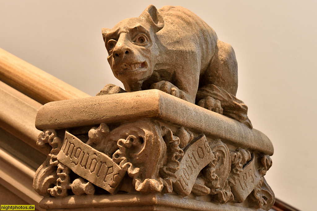 Mallorca Manacor Kirche Nostra Senyora dels Dolors erbaut Ende 19 Jhdt von Baumeister Rector Rubi. Vorraum mit Dämon als Geländerabsatz