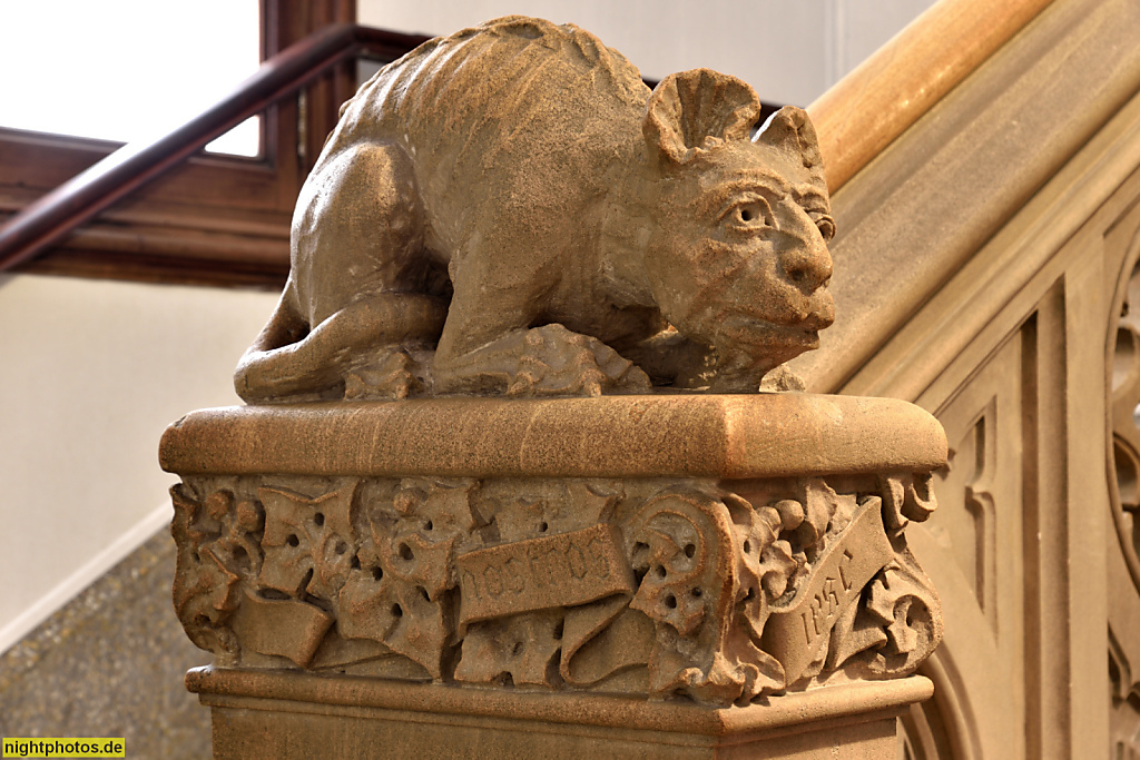 Mallorca Manacor Kirche Nostra Senyora dels Dolors erbaut Ende 19 Jhdt von Baumeister Rector Rubi. Vorraum mit Dämon als Geländerabsatz