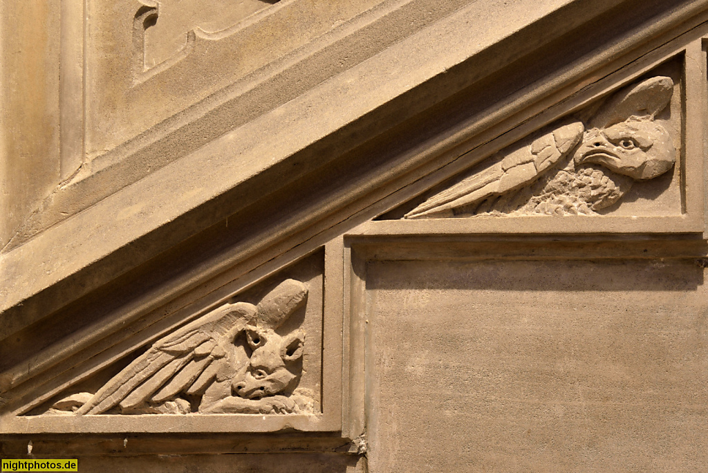 Mallorca Manacor Kirche Nostra Senyora dels Dolors erbaut Ende 19 Jhdt von Baumeister Rector Rubi. Vorraum mit Dämon im Treppensockel