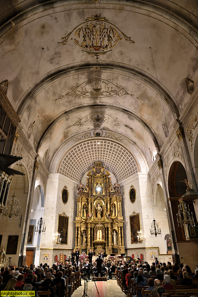 Mallorca Manacor Domikaner Klosterkirche Sant Vicenc de Ferrer erbaut 1597-1617 Hauptschiff mit Altar. Konzertveranstaltung
