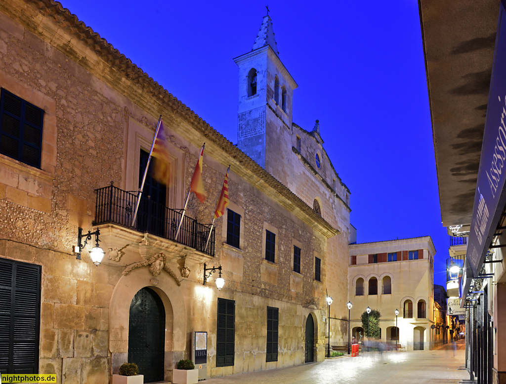Mallorca Manacor Placa del Convent mit Ajuntament. Gewidmet 1576 als Kloster Sant Vicenç Ferrer. Klosterkirche erbaut 1597-1617. Nationaldenkmal seit 1919