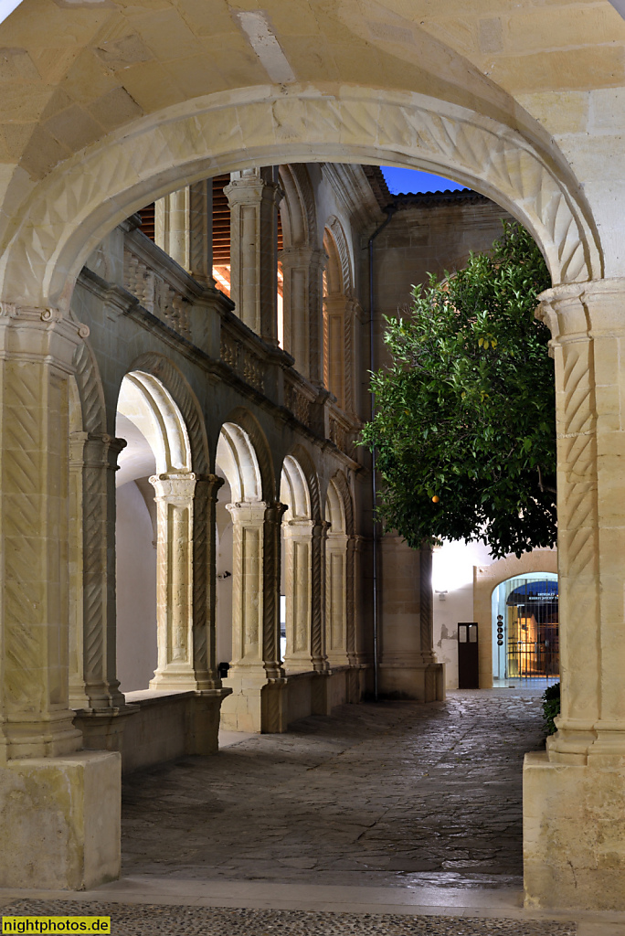 Mallorca Manacor. Claustre de San Vicenc Ferrer. Gewidmet 1576 als Kloster. Kreuzgang und Galerie mit Segmentbögen