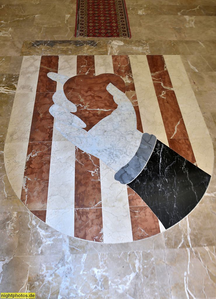 Mallorca Manacor Domikaner Klosterkirche Sant Vicenc de Ferrer erbaut 1597-1617. Bodenmosaik mit Stadtwappen 'Man a Cor' = Hand am Herz