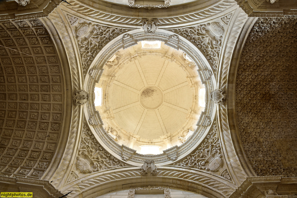 Mallorca Manacor Domikaner Klosterkirche Sant Vicenc de Ferrer erbaut 1597-1617. Kuppel der Rosenkranzkapelle mit reich ornamentiertem Stuck
