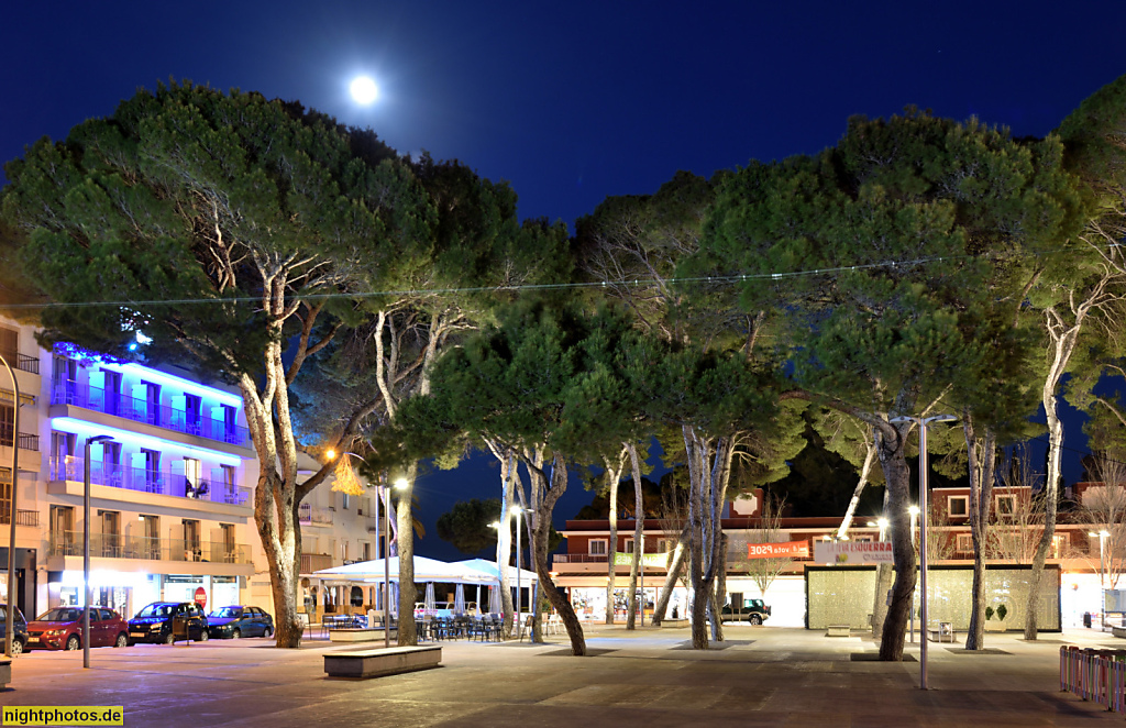 Mallorca Cala Ratjada Placa dels Pins mit Touristeninformation und Guardia Civil