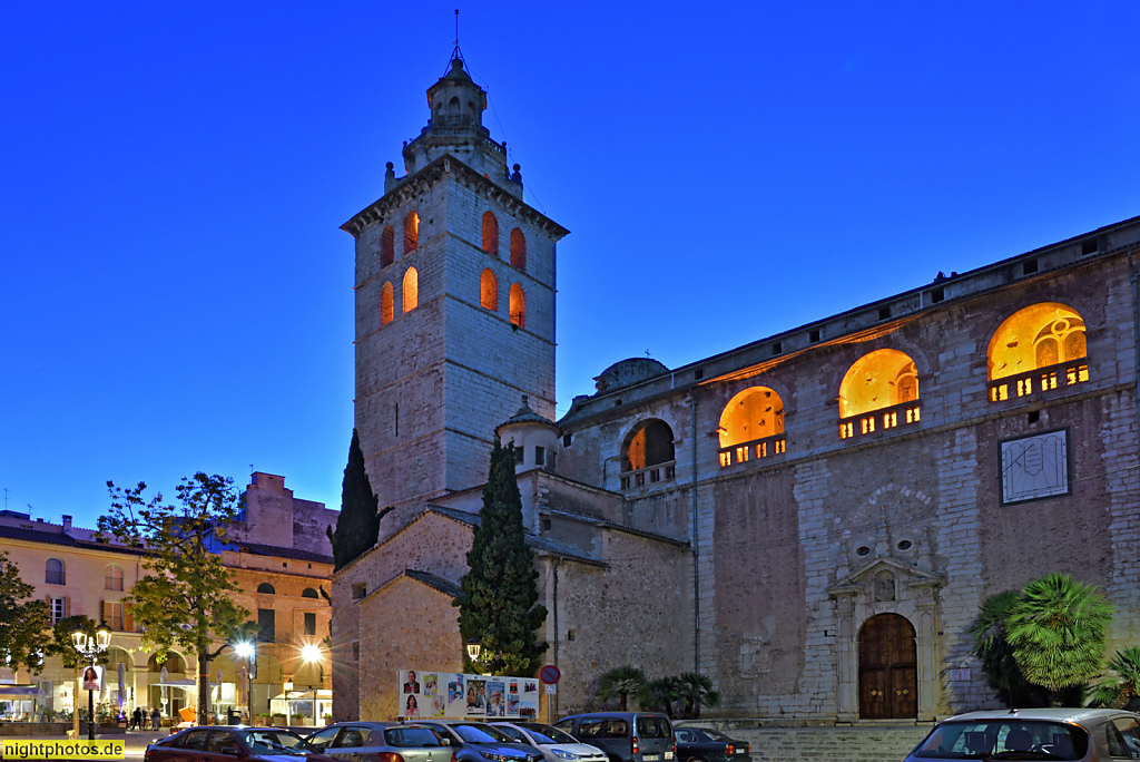 Mallorca Inca Esglesia Santa Maria la Mayor erbaut bis 1893 von Architekt Jaume Blanquer aus mallorquinischem Sandstein am Plaça de Santa Maria la Mayor