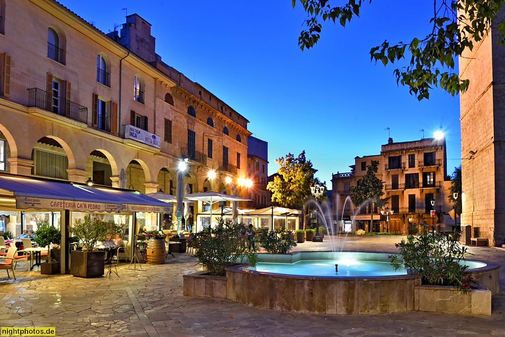 Mallorca Inca Plaça de Santa Maria la Mayor mit Brunnen und Arkaden