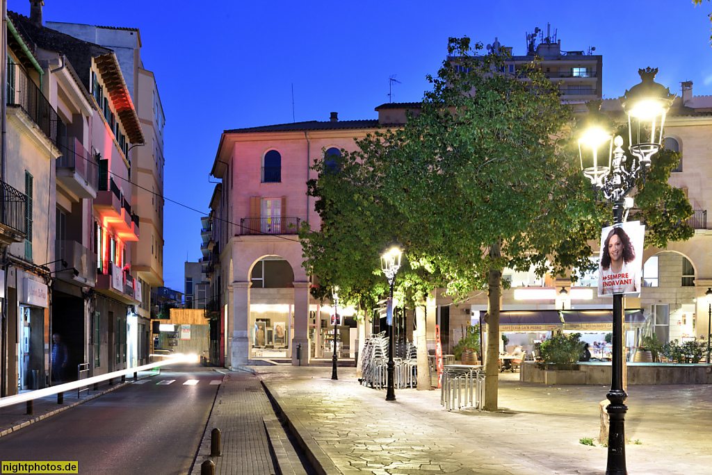 Mallorca Inca Plaça de Santa Maria la Mayor mit Brunnen und Arkaden