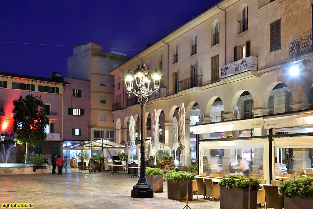 Mallorca Inca Plaça de Santa Maria la Mayor mit Brunnen und Arkaden