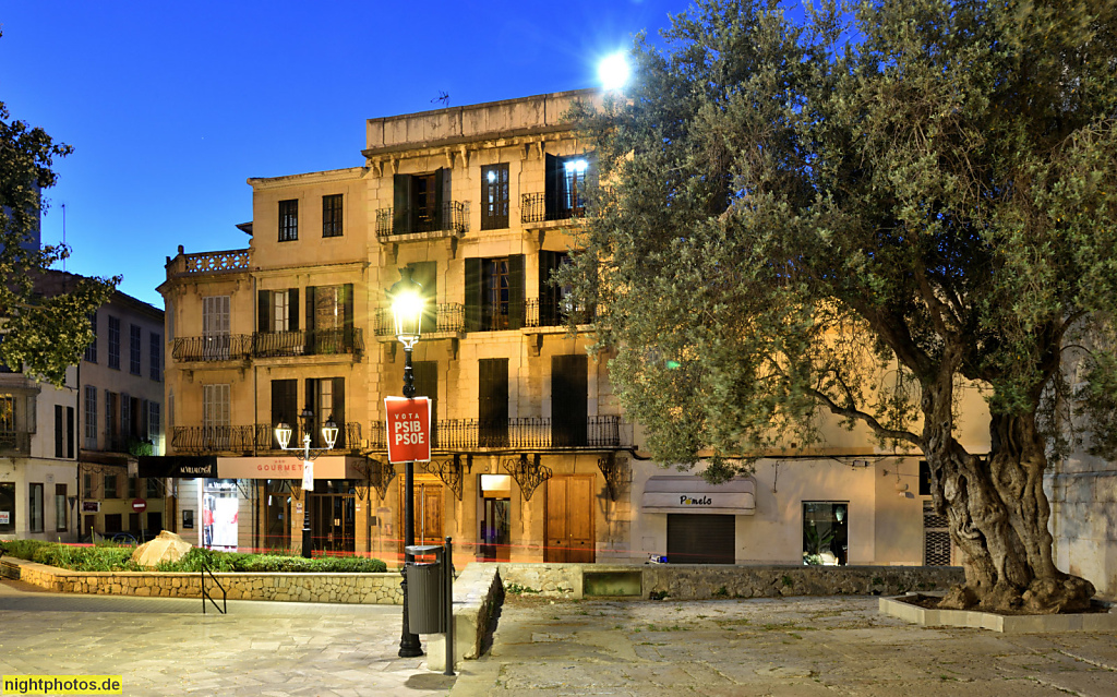 Mallorca Inca Plaça de Santa Maria la Mayor. Randbebauung