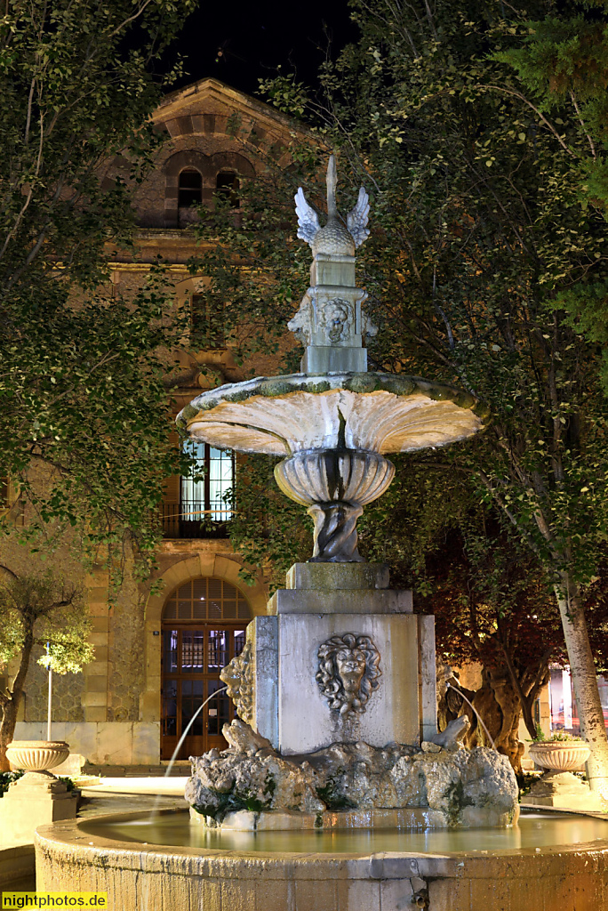 Mallorca Inca. Placa de l'Orient. Schwanenbrunnen mit Löwenköpfen