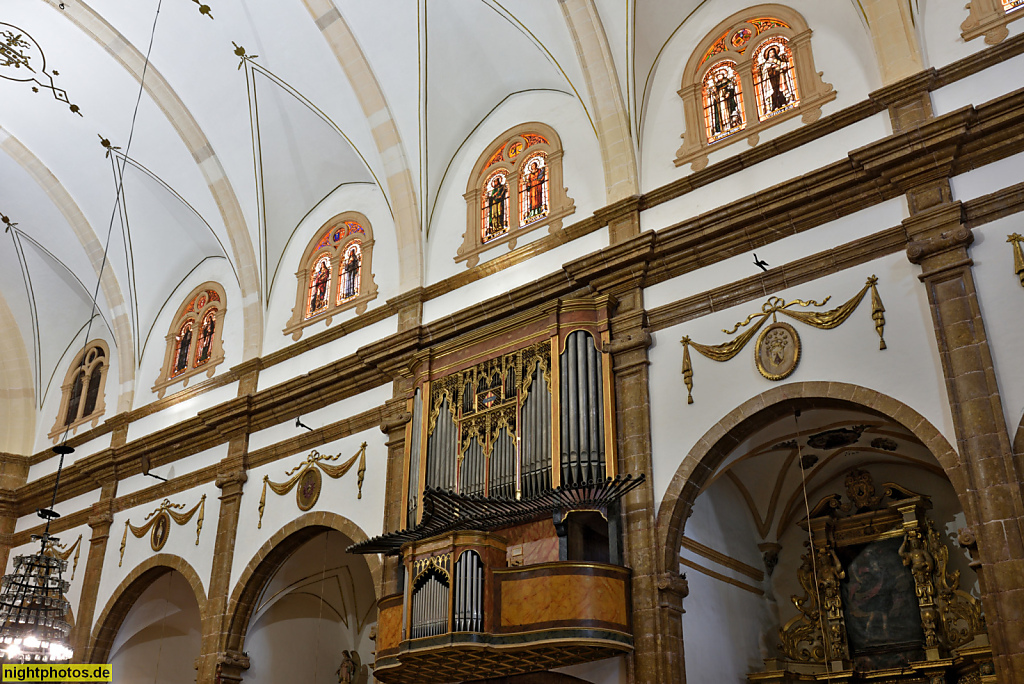 Mallorca Inca Iglesia Santa Maria la Mayor erbaut im 18.-19. Jhdt aus mallorquinischem Sandstein. Orgelempore