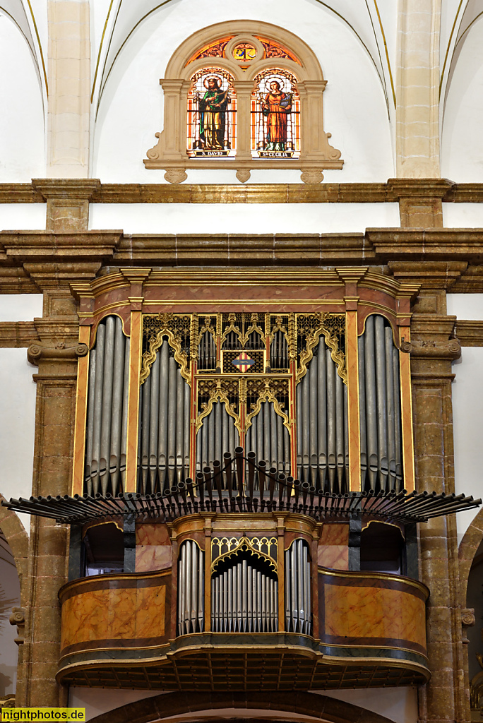 Mallorca Inca Iglesia Santa Maria la Mayor erbaut im 18.-19. Jhdt aus mallorquinischem Sandstein. Orgelempore