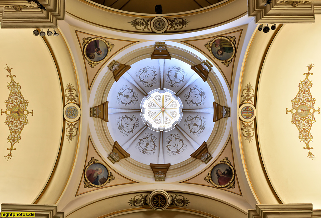 Mallorca Inca Iglesia Santa Maria la Mayor erbaut im 18.-19. Jhdt aus mallorquinischem Sandstein. Seitenkapelle rechts. Rundkuppel