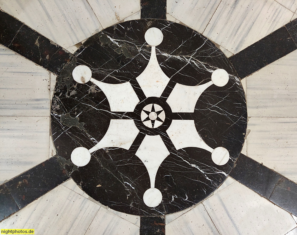 Mallorca Arta. Ermita de Betlem Kirche erbaut von Joan Rosselló. Altarraum Bodenmarmor