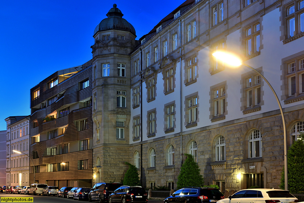 Berlin Kreuzberg Metropolenhaus erbaut 2012-2013 von bfstudio-Architekten mit Lamellenfassade von Dworok Bau-Plan-Consult mbH hinter Europäischem Patentamt in der Alten Jakobstrasse 166-167