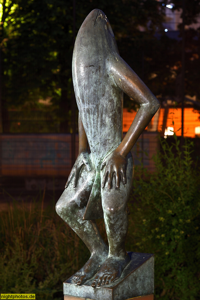 Berlin Kreuzberg Bronze 'Parkwächter Stehfisch' von Ernst Baumeister 2004 im Park an der Wassertorstrasse