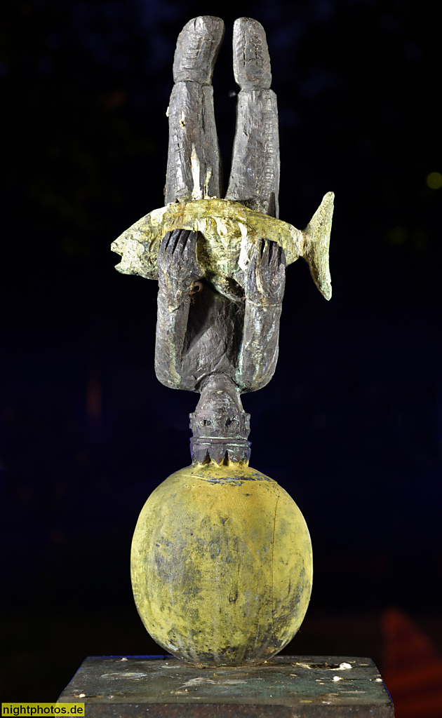 Berlin Kreuzberg Bronze 'König mit Fisch' von Lothar Seruset 2004 im Park an der Wassertorstrasse