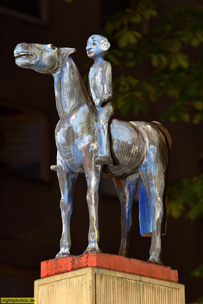 Berlin Kreuzberg Bronze blaue Reiterstatue an der Wassertorstrasse