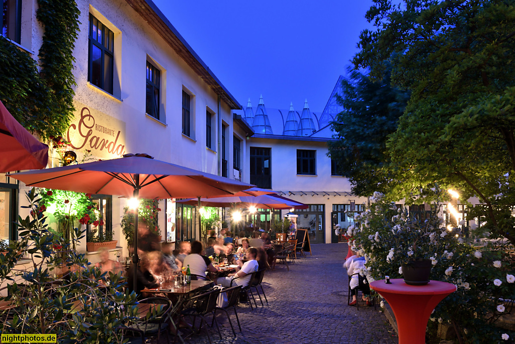Berlin Mitte Bauensemble Heckmann-Höfe in der Spandauer Vorstadt erbaut 1887. Ristorante Garda in ehemaligen Pferdestallungen und Garagen