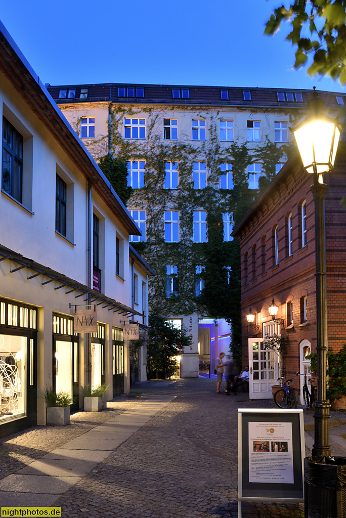 Berlin Mitte Bauensemble Heckmann-Höfe in der Spandauer Vorstadt erbaut 1887. Quergebaeude mit Durchgang zum Innenhof