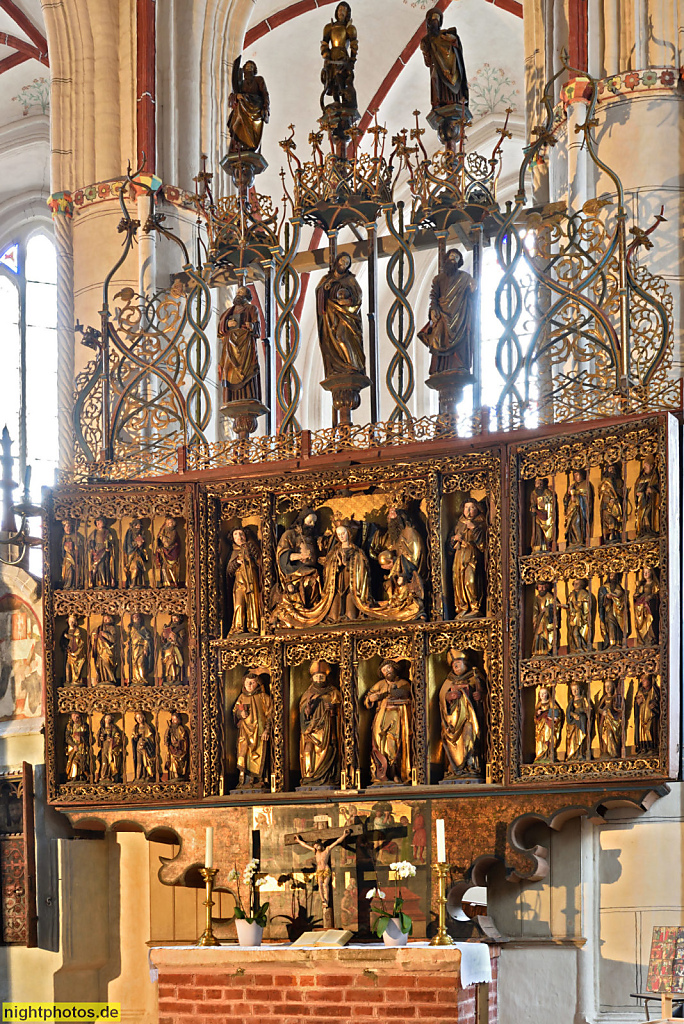 Bernau Stadtpfarrkirche St Marien. Erbaut 1240 als romanische Basilika. Umbau spätgotische Hallenkirche 1400-1519. Fluegelaltar um 1520 auf Predella