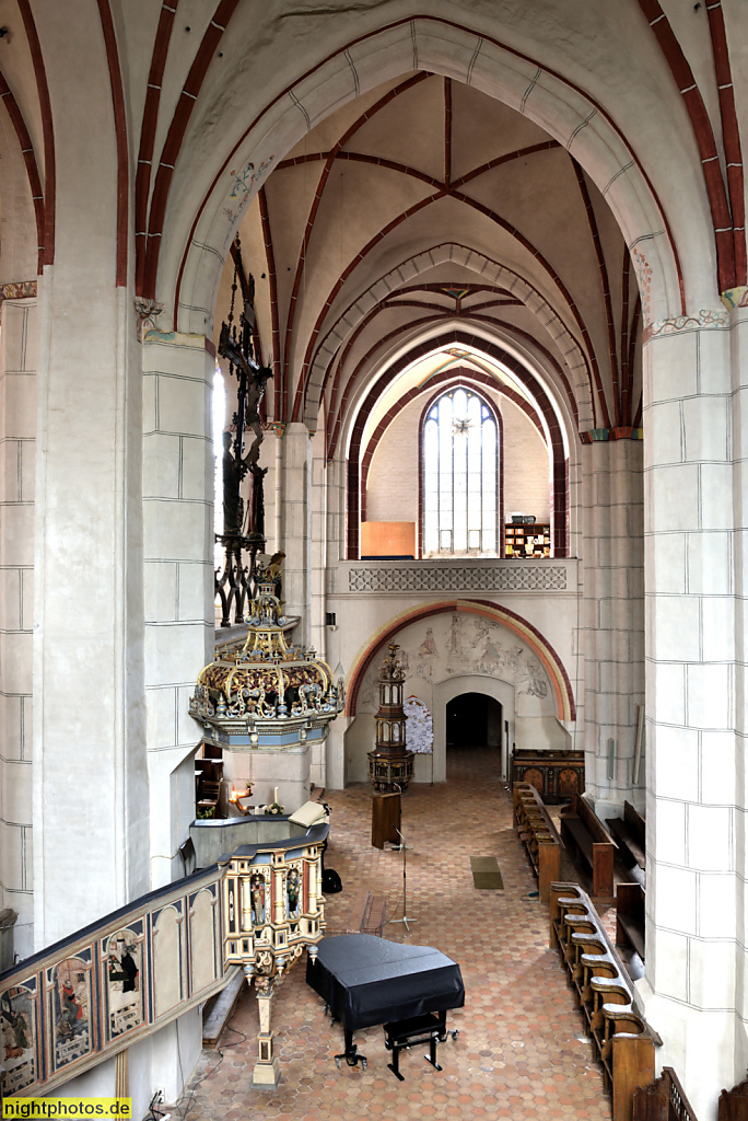 Bernau Stadtpfarrkirche St Marien. Erbaut 1240 als romanische Basilika. Umbau spätgotische Hallenkirche 1400-1519. Querschiff mit Kanzel von 1609