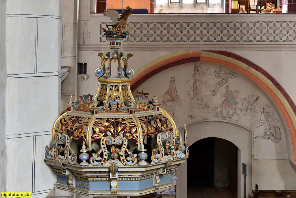 Bernau Stadtpfarrkirche St Marien. Erbaut 1240 als romanische Basilika. Umbau spätgotische Hallenkirche 1400-1519. Schalldeckel der Kanzel von 1609