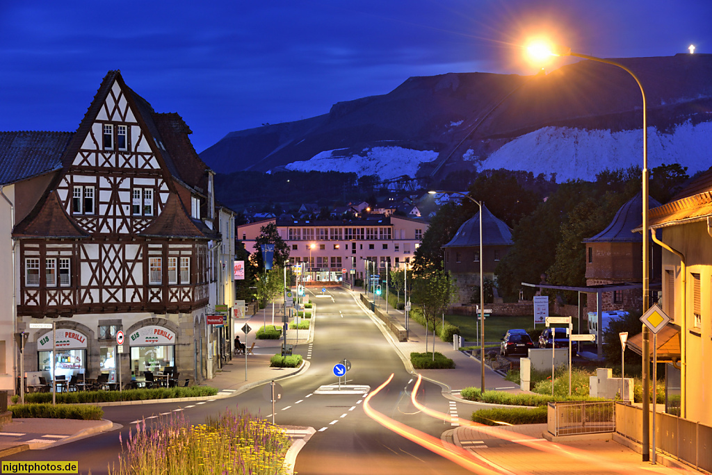 Neuhof Zollweg mit Schlossschule vor Kaliberg 'Monte Kali' mit Gipfelkreuz