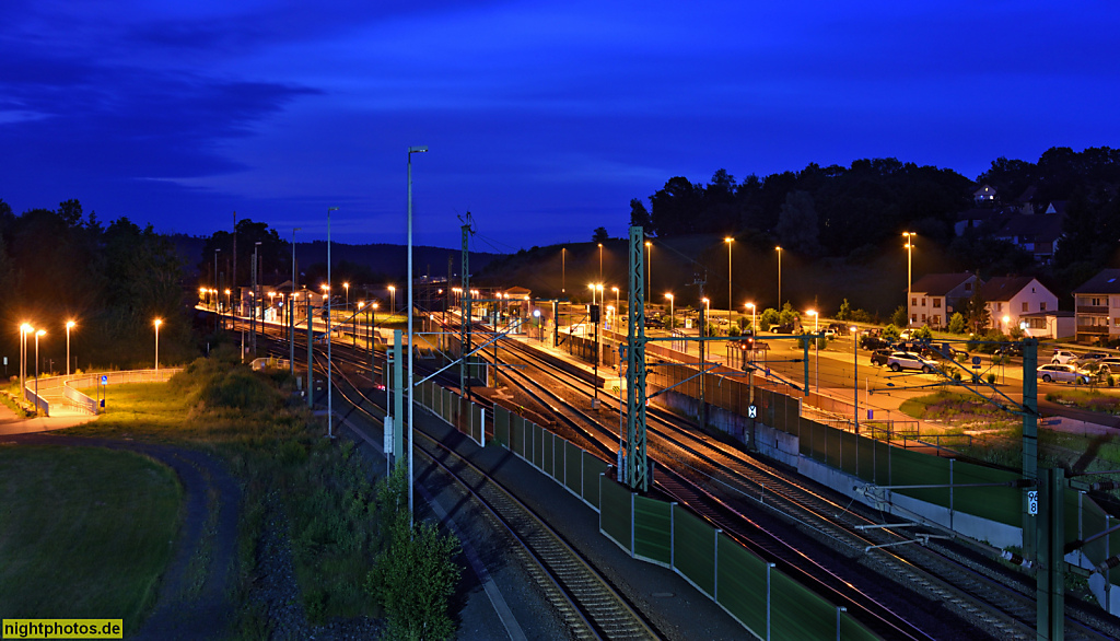 Neuhof Bahnhof Fahrtrichtung Fulda. Gleisanlagen Parkplatz und Fussgängertunnel Umbau 2018. Strecke seit 1868 in Betrieb