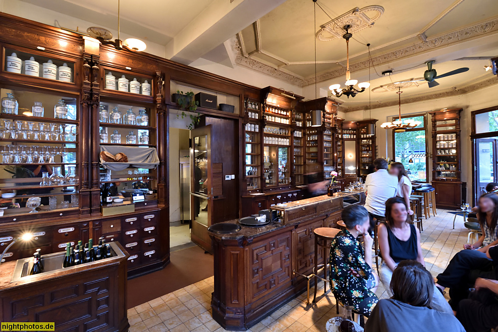 Berlin Kreuzberg Bar Restaurant ORA in der ehemaligen Oranien-Apotheke erbaut 1860 als Mietshaus von Maurermeister Leberecht Adler und Zimmermeister A. Berger