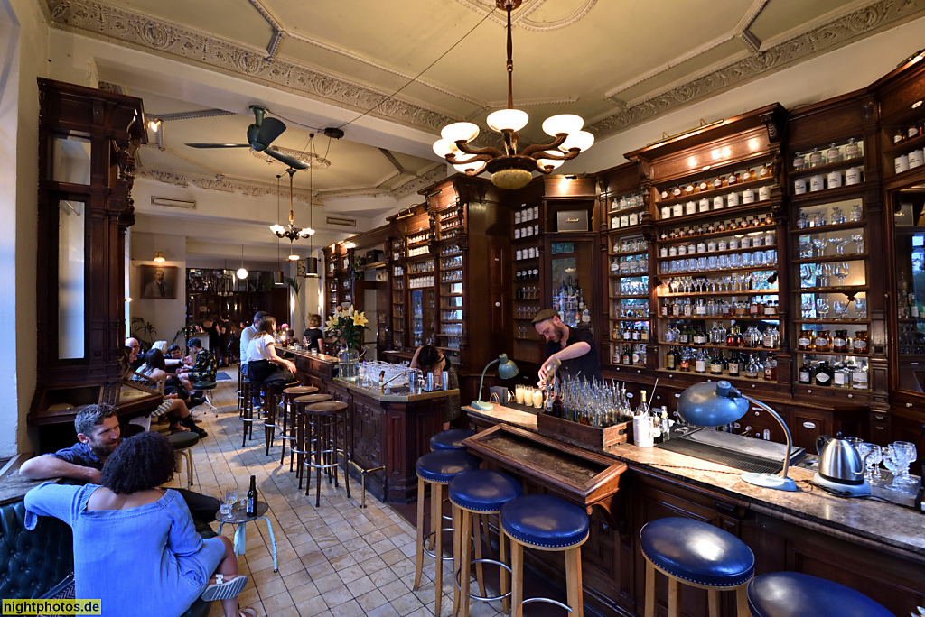 Berlin Kreuzberg Bar Restaurant ORA in der ehemaligen Oranien-Apotheke erbaut 1860 als Mietshaus von Maurermeister Leberecht Adler und Zimmermeister A. Berger