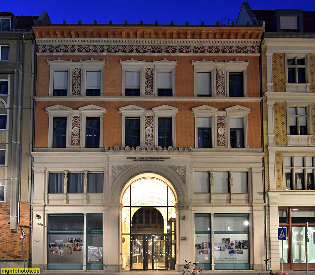 Berlin Mitte Regierungsviertel. Bundespresseamt erbaut 1913-1917 als Postscheckamt von Regierungsbaumeister Alfred Lempp auf Gelände der ehemaligen Markthalle IV. Restauriert 1996-2000 von KSP Engel und Zimmermann. Dorotheenstrasse 84