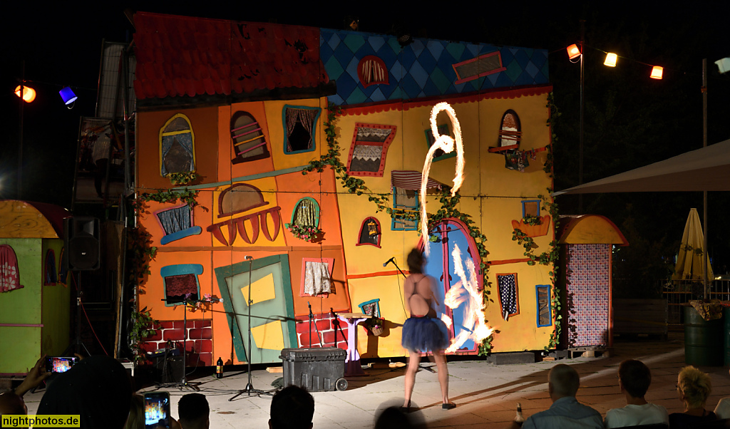 Berlin Mitte Strassentheater und Feuershow auf dem Dorothea-Schlegel-Platz am Bahnhof Friedrichstrasse
