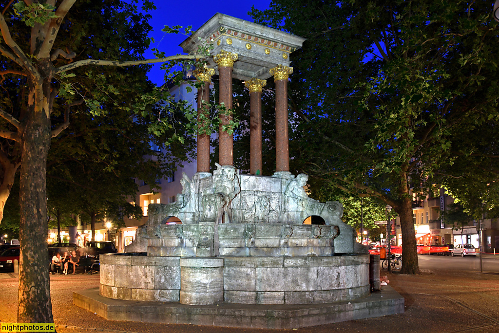 Berlin Charlottenburg Hindemithplatz mit St-Georg-Brunnen errichtet 1903-1904 von Wilhelm Walther vor ehem Hotel Bayern-Hof. Umzug nach Charl'bg 1975-1980