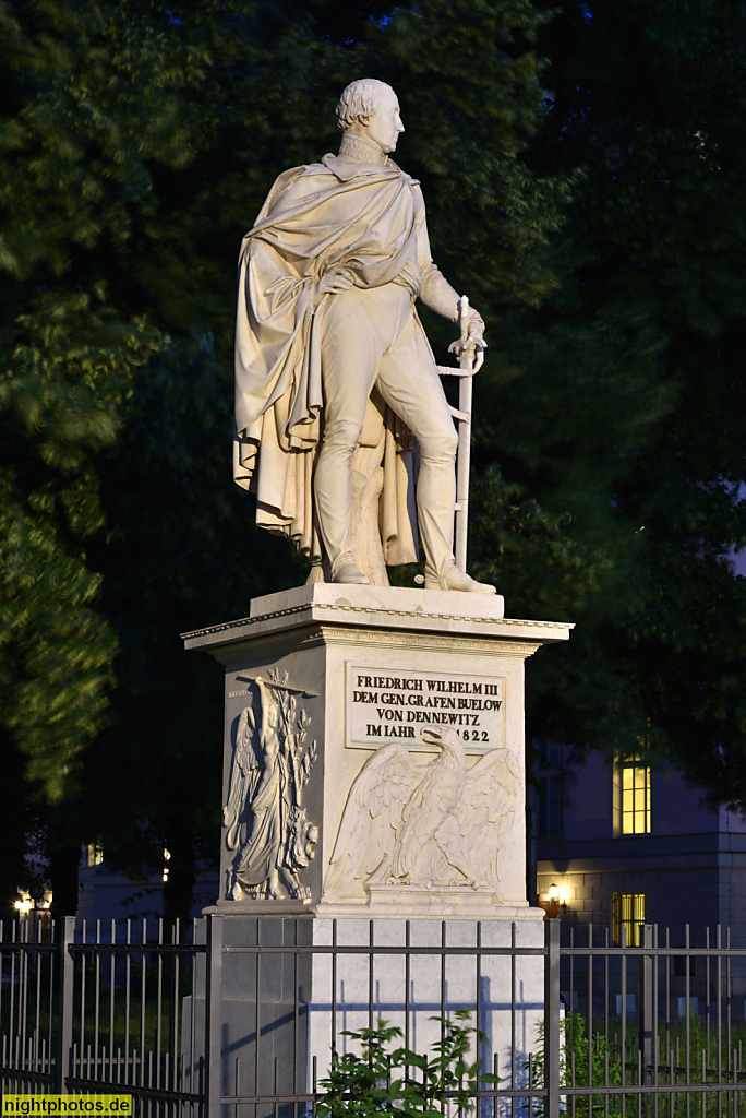Berlin Mitte Statue General Friedrich Wilhelm Bülow von Dennewitz erschaffen 1855 von Bildhauer Christian Daniel Rauch