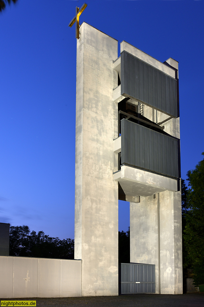 Berlin Charlottenburg-Nord Gedenkkirche Maria Regina Martyrum erbaut 1960-1963 von Friedrich Ebert und Hans Schädel. Glockenturm