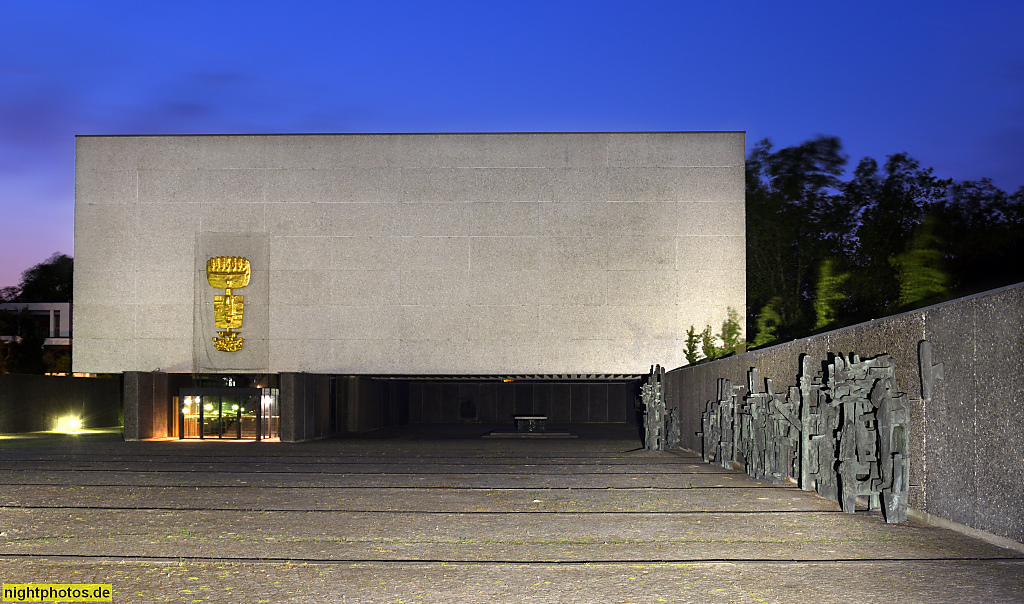 Berlin Charlottenburg-Nord Gedenkkirche Maria Regina Martyrum erbaut 1960-1963 von Friedrich Ebert und Hans Schädel. Feierhof mit Kreuzweg von Otto Herbert Hajek