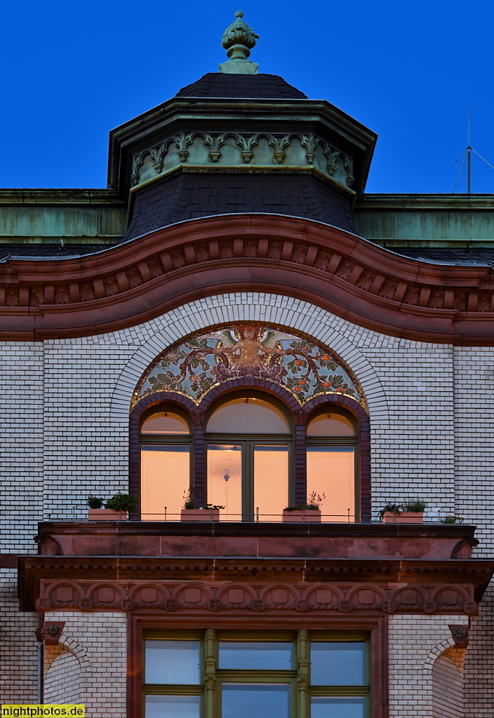 Berlin Schöneberg Mietshaus an der Potsdamer Strasse 131 erbaut 1897-1898 von Franz Kemnitz. Zierkuppel und Wandmosaik