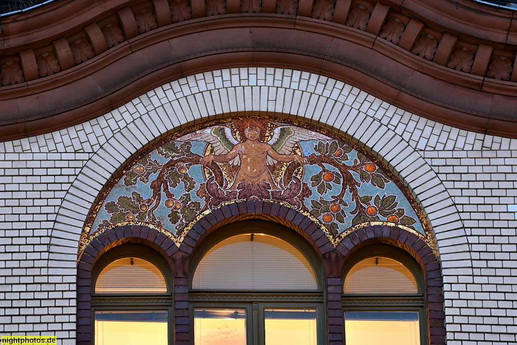 Berlin Schöneberg Mietshaus an der Potsdamer Strasse 131 erbaut 1897-1898 von Franz Kemnitz. Wandmosaik