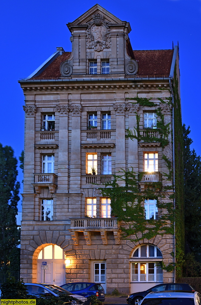 Berlin Schöneberg Dennewitzstrasse Wohnhaus erbaut 1898-1901 von Ludwig Hoffmann als Durchgangsgebäude zu ehemaliger städtischer Badeanstalt
