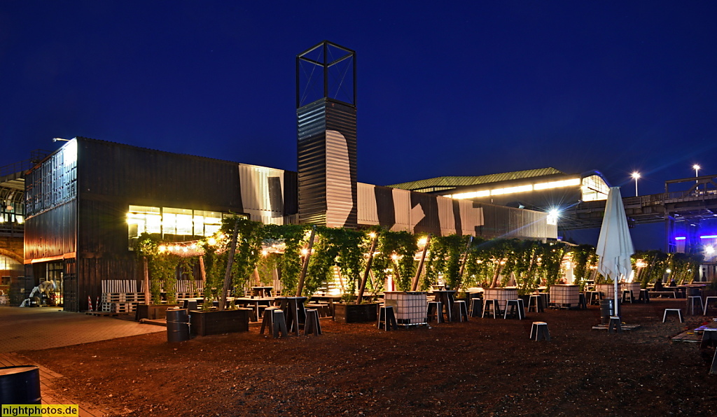 Berlin Kreuzberg BRLO Brwhouse im Gleisdreieckpark. Brauerei Restaurant mit Biergarten erbaut 2017 aus 38 Überseecontainern von Graft Gesellschaft von Architekten