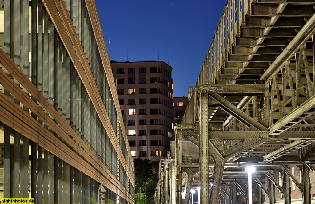 Berlin Kreuzberg Gleisdreieck Parkhaus und Hochbahntrasse an der Schöneberger Strasse