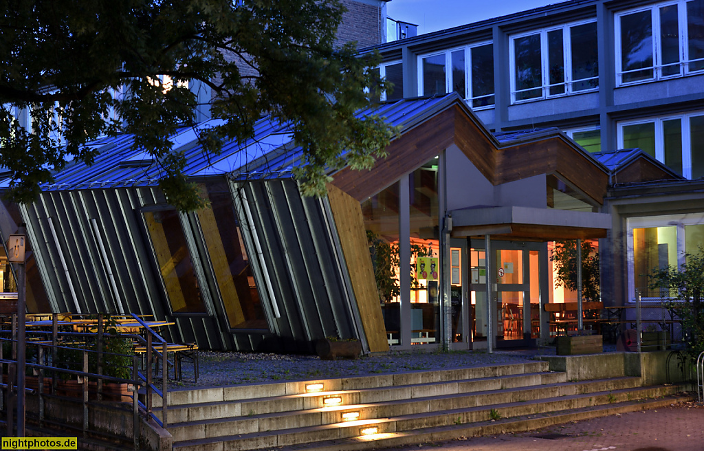Berlin Kreuzberg Speisesaal der Freien Waldorfschule erbaut 1985 von feddersenarchitekten. Waldorf-Schulgebäude erbaut 1964-1968 von Max Taut und Fritz Bornemann als Hauptkinderheim