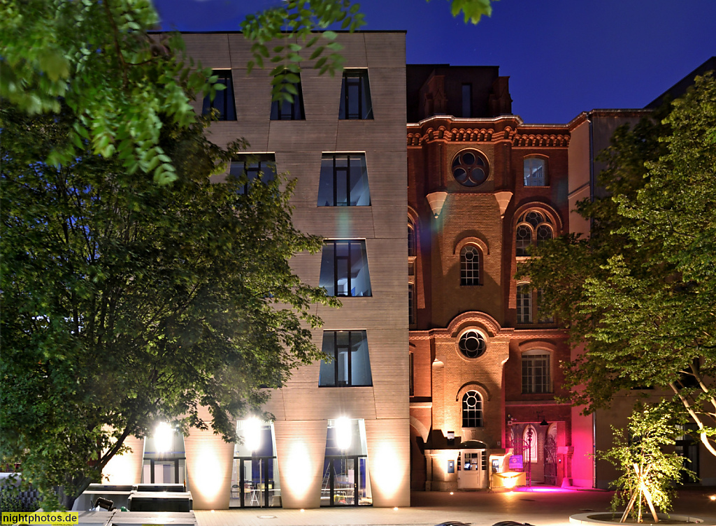 Berlin Kreuzberg Butzke-Höfe. Betonfertigteil-Anbau erbaut 2019 von Karsten Groot Architektur. Historisches Portal der Butzke-Werke erbaut 1893-1898 von Georg Lewy