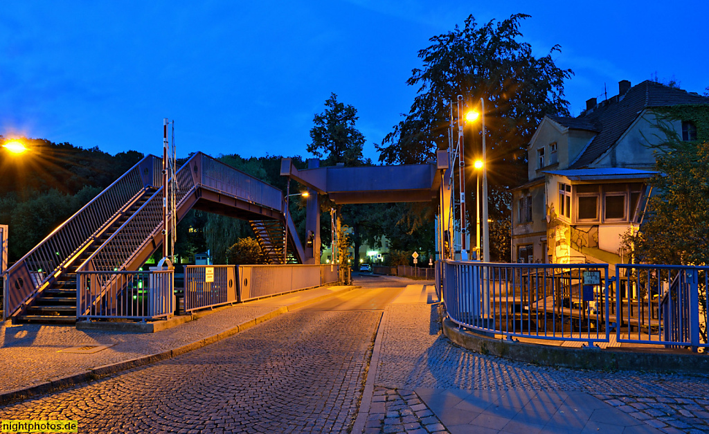 Woltersdorf im Land Brandenburg. Woltersdorfer Schleuse erbaut 1880-1881. Saniert 1998. Steuerstand und Fussgängerbrücke über Kalksee-Flakensee-Verbindung