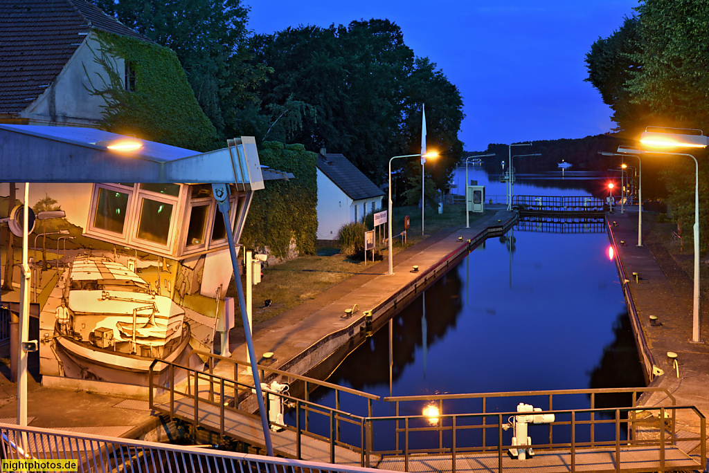 Woltersdorf im Land Brandenburg. Woltersdorfer Schleuse erbaut 1880-1881. Saniert 1998. Steuerstand und Schleusenkammer mit Stemmtoren. Blickrichtung Flakensee